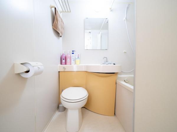 Sendagi Guest House : photo 8 de la chambre chambre quadruple avec salle de bains privative