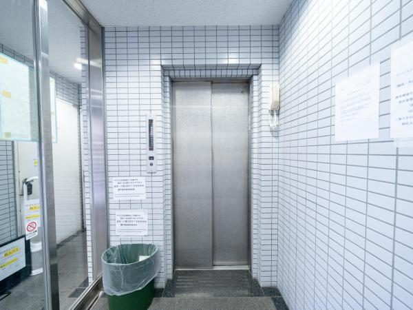 Sendagi Guest House : photo 3 de la chambre chambre double avec salle de bains privative