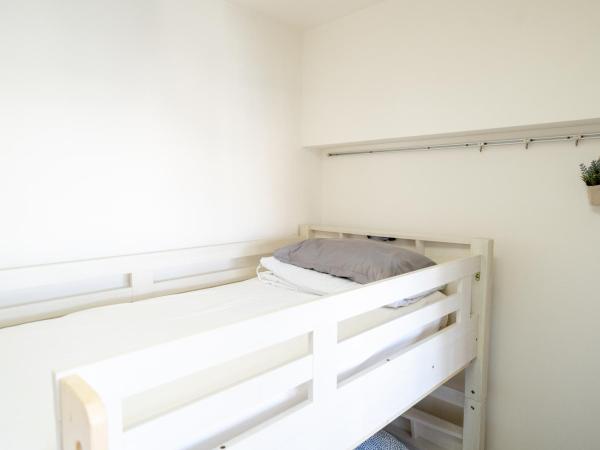 Sendagi Guest House : photo 8 de la chambre chambre double avec salle de bains privative
