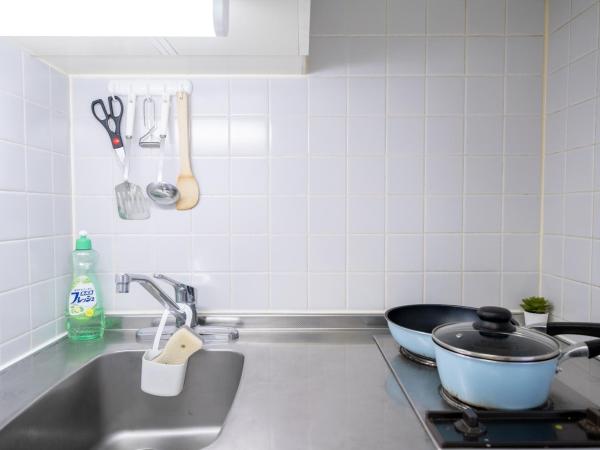 Sendagi Guest House : photo 10 de la chambre chambre triple avec salle de bains privative