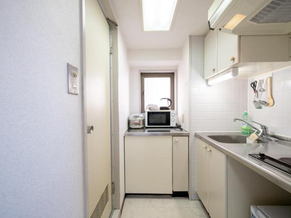 Sendagi Guest House : photo 7 de la chambre chambre triple avec salle de bains privative