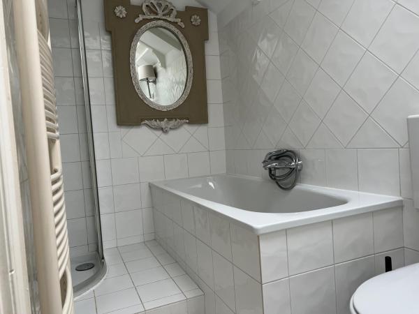 Monumental house, apartment in Center Haarlem : photo 1 de la chambre chambre double avec salle de bains privative