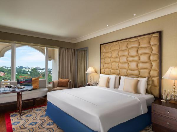 Taj Krishna : photo 3 de la chambre chambre lit king-size de luxe - vue sur ville