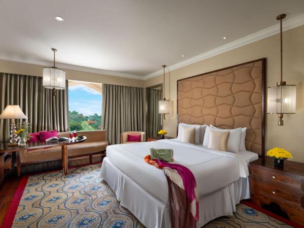 Taj Krishna : photo 7 de la chambre chambre lit king-size de luxe - vue sur ville