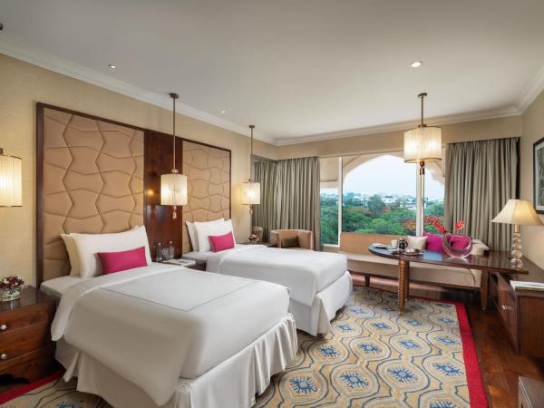 Taj Krishna : photo 1 de la chambre chambre lits jumeaux de luxe - vue sur ville