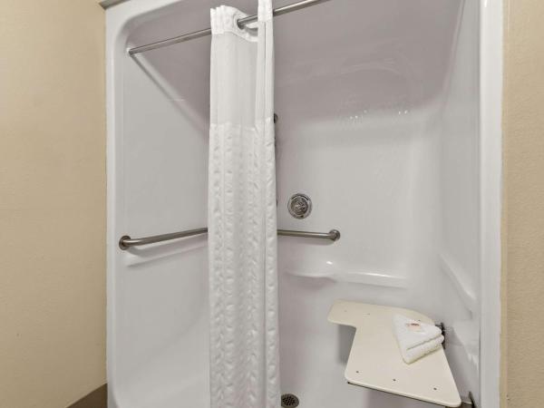 Comfort Suites : photo 5 de la chambre suite lit king-size - accessible aux personnes à mobilité réduite - non-fumeurs