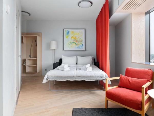 Best Western Plus Park City Hammarby Sjöstad : photo 2 de la chambre family room with one king bed and sofa bed