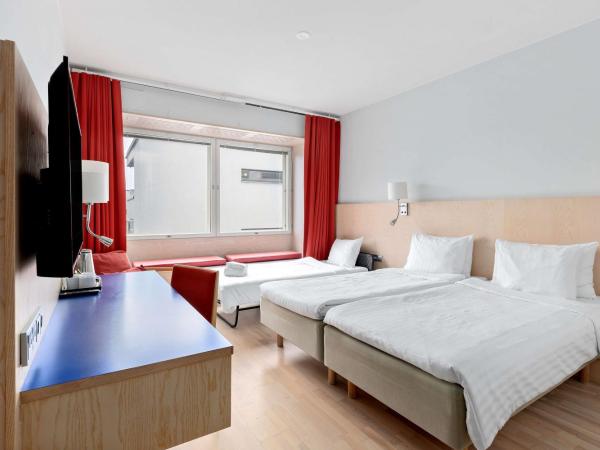 Best Western Plus Park City Hammarby Sjöstad : photo 1 de la chambre family room with two single beds and extra bed