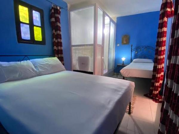 Riad Fez Hostel : photo 1 de la chambre chambre triple avec salle de bains privative