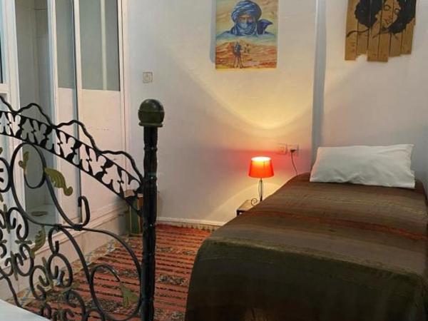 Riad Fez Hostel : photo 3 de la chambre chambre triple avec salle de bains privative