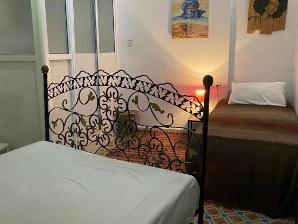 Riad Fez Hostel : photo 5 de la chambre chambre triple avec salle de bains privative