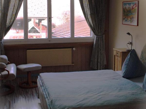 Seehotel Bären : photo 1 de la chambre chambre double avec salle de bains commune et vue sur la montagne