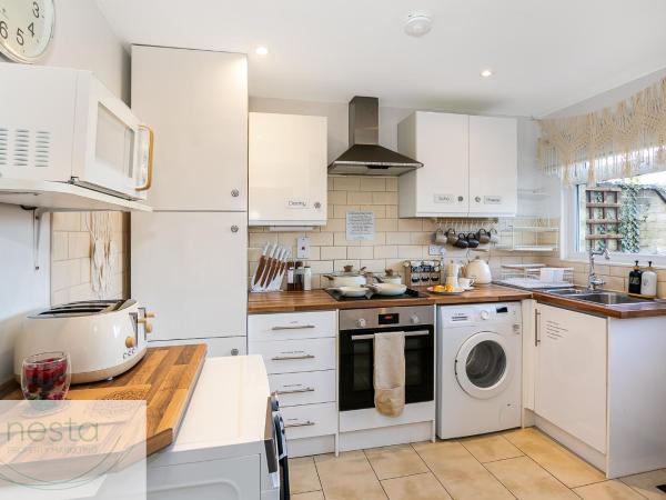 Bohemian Haven Guesthouse : photo 8 de la chambre chambre lit king-size - vue sur jardin