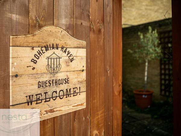 Bohemian Haven Guesthouse : photo 10 de la chambre chambre lit king-size - vue sur jardin