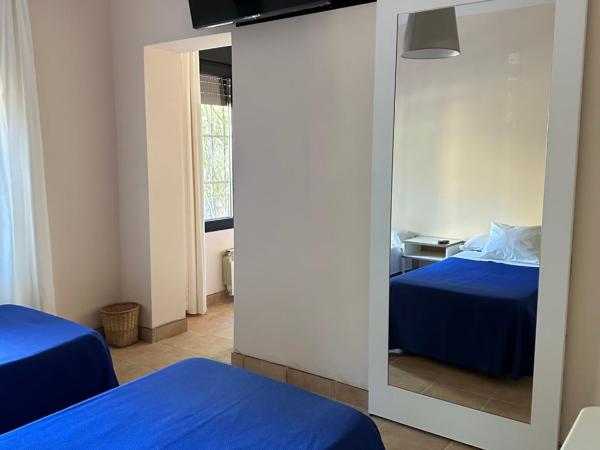 Hostal Moscatel : photo 1 de la chambre chambre lits jumeaux avec lit d’appoint - 301