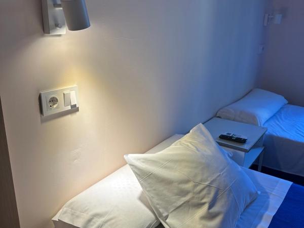 Hostal Moscatel : photo 5 de la chambre chambre lits jumeaux avec lit d’appoint - 301