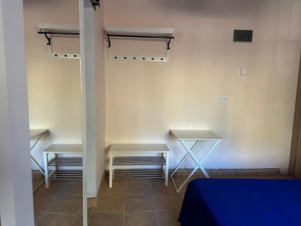Hostal Moscatel : photo 6 de la chambre chambre lits jumeaux avec lit d’appoint - 301