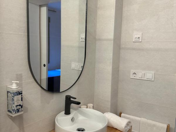 Hostal Moscatel : photo 10 de la chambre chambre lits jumeaux avec lit d’appoint - 301