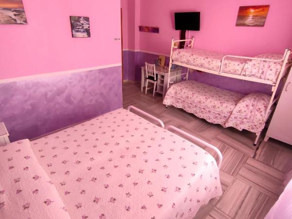 Hotel Serenella : photo 1 de la chambre chambre triple avec salle de bains privative