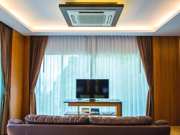 Phi Phi Cliff Beach Resort : photo 8 de la chambre chambre double de luxe avec piscine - vue sur mer