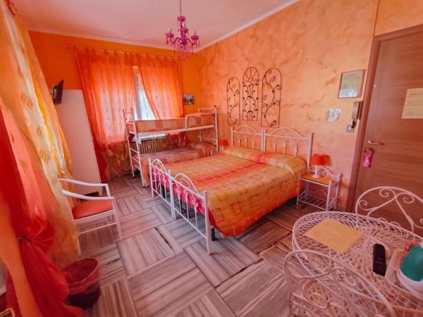 Hotel Serenella : photo 8 de la chambre chambre triple avec salle de bains privative