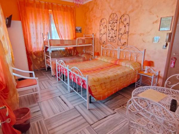 Hotel Serenella : photo 9 de la chambre chambre triple avec salle de bains privative