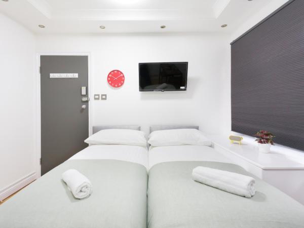 Eurostar Budget Rooms - Next to Kings Cross & Eurostar Train Station : photo 1 de la chambre chambre quadruple avec salle de bains commune