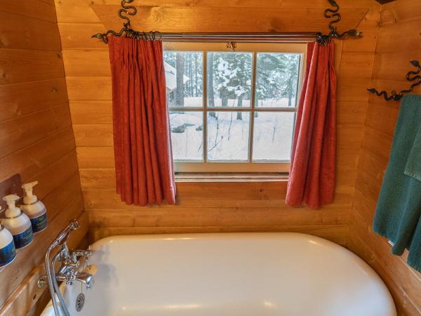 Storm Mountain Lodge & Cabins : photo 6 de la chambre chambre lit queen-size 