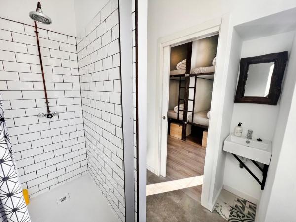 ECO Hostel : photo 10 de la chambre lit simple dans dortoir à 6 lits