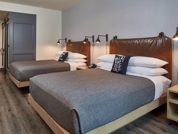 Moxy Atlanta Midtown : photo 2 de la chambre chambre avec 2 grands lits queen-size