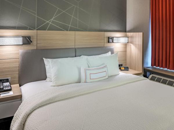 SpringHill Suites Dallas Central Expressway : photo 3 de la chambre suite lit king-size avec lit gigogne