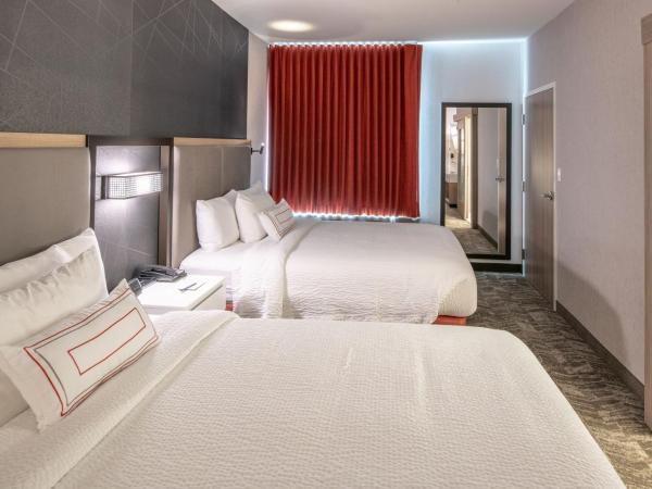SpringHill Suites Dallas Central Expressway : photo 5 de la chambre suite 2 lits queen-size avec lit gigogne