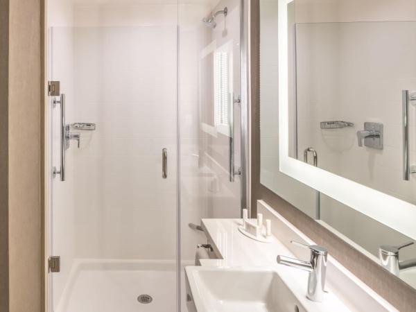 SpringHill Suites Dallas Central Expressway : photo 10 de la chambre suite lit king-size avec lit gigogne