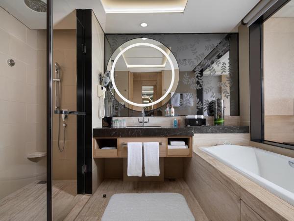 Crowne Plaza Guangzhou Huadu, an IHG Hotel - Free shuttle between hotel and Exhibition Center during Canton Fair & Exhibitor registration Counter : photo 1 de la chambre chambre standard