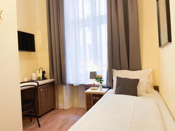 City Pension Stephansplatz I Self Check In : photo 3 de la chambre petite chambre simple