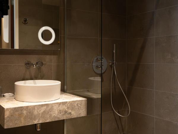 ART Hotel Rotterdam-Fully Renovated : photo 3 de la chambre suite lits jumeaux