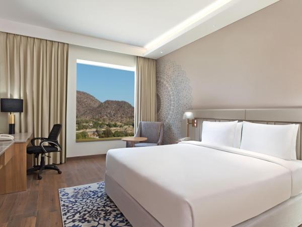 DoubleTree By Hilton Jaipur Amer : photo 4 de la chambre chambre lit king-size avec vue
