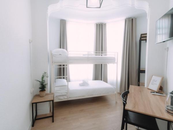 Concept Rooms : photo 8 de la chambre doble bunk bed room with shared bathroom