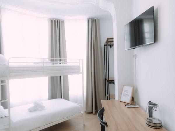 Concept Rooms : photo 9 de la chambre doble bunk bed room with shared bathroom