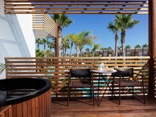 Stella Island Luxury Resort & Spa (Adults Only) : photo 7 de la chambre hébergement premium avec jacuzzi - vue sur piscine