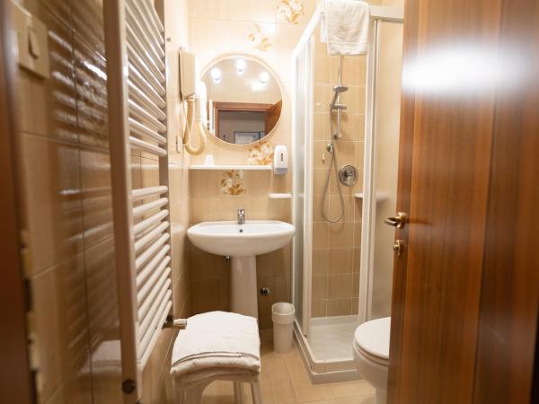 Hotel Tivoli : photo 10 de la chambre chambre double ou lits jumeaux
