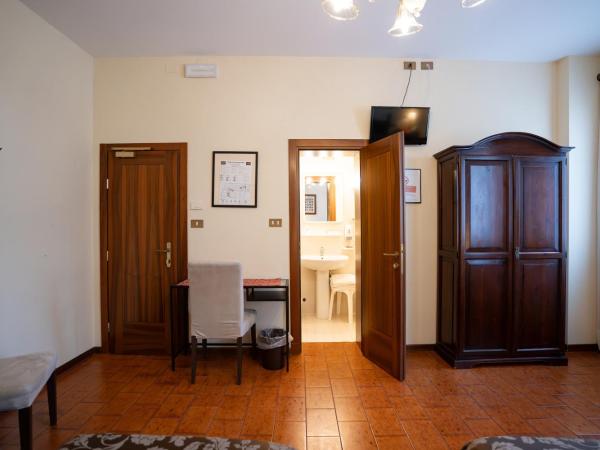 Hotel Tivoli : photo 3 de la chambre chambre quadruple