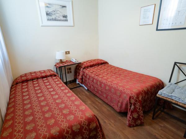 Hotel Tivoli : photo 2 de la chambre chambre lits jumeaux avec salle de bains commune