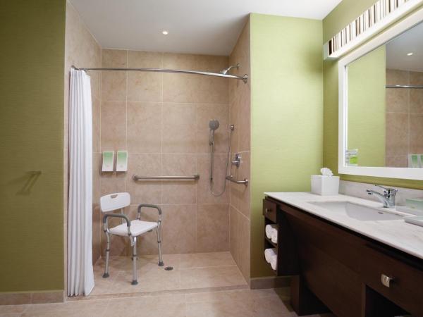 Home2 Suites By Hilton Winter Garden : photo 2 de la chambre suite lit queen-size avec douche accessible en fauteuil roulant - adaptée aux personnes à mobilité réduite