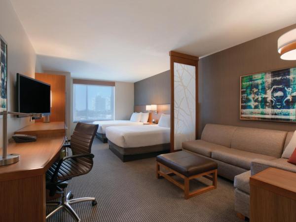 Hyatt Place Chicago-South/University Medical Center : photo 1 de la chambre chambre avec 2 lits queen-size et canapé-lit