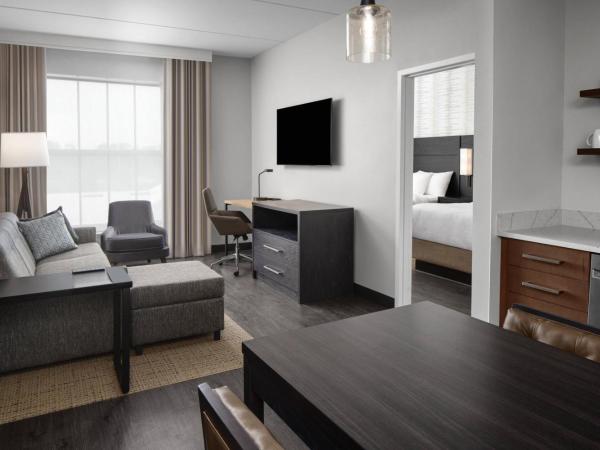 Residence Inn By Marriott Jacksonville-Mayo Clinic Area : photo 1 de la chambre suite 1 chambre lit queen-size avec baignoire adaptée aux personnes à mobilité réduite