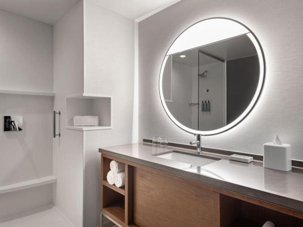 Courtyard by Marriott Marina del Rey : photo 3 de la chambre chambre lit king-size avec canapé-lit et balcon - vue sur eau