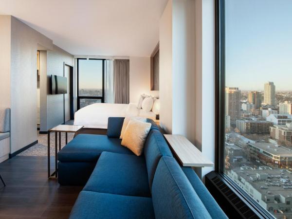 Residence Inn by Marriott Calgary Downtown/Beltline District : photo 1 de la chambre studio 1 lit king-size - vue sur montagne