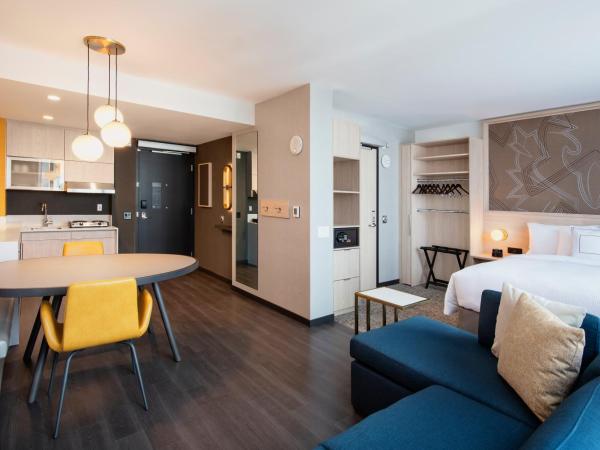 Residence Inn by Marriott Calgary Downtown/Beltline District : photo 1 de la chambre studio pour personnes à mobilité réduite avec lit queen-size et canapé-lit