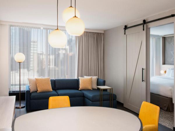 Residence Inn by Marriott Calgary Downtown/Beltline District : photo 2 de la chambre suite 1 chambre avec 1 lit king-size et canapé-lit
